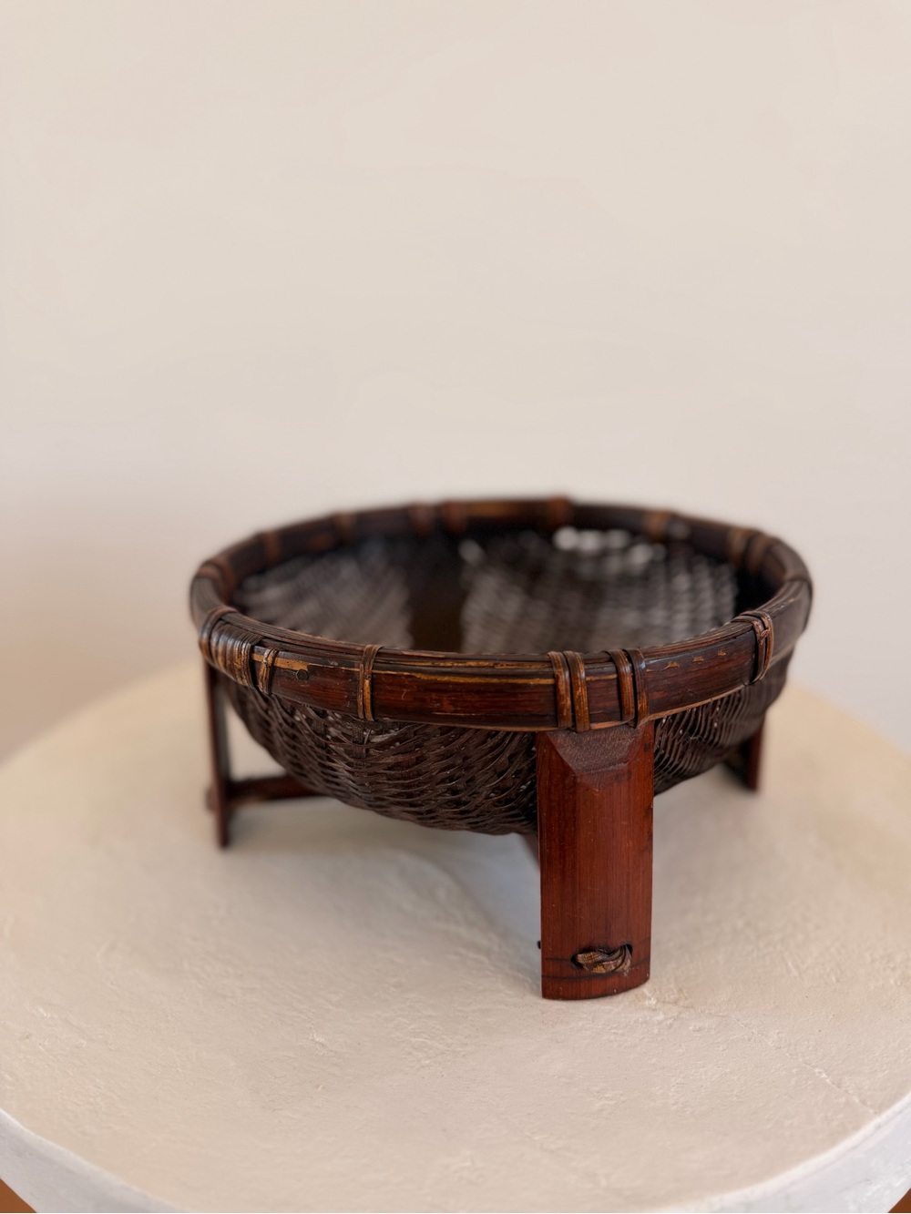 VINTAGE RATTAN WOVEN SEWING BASKET WITH WODD FOOTED LEGS JAPANDI WABI SABI ASIAN - Picture 3 of 7